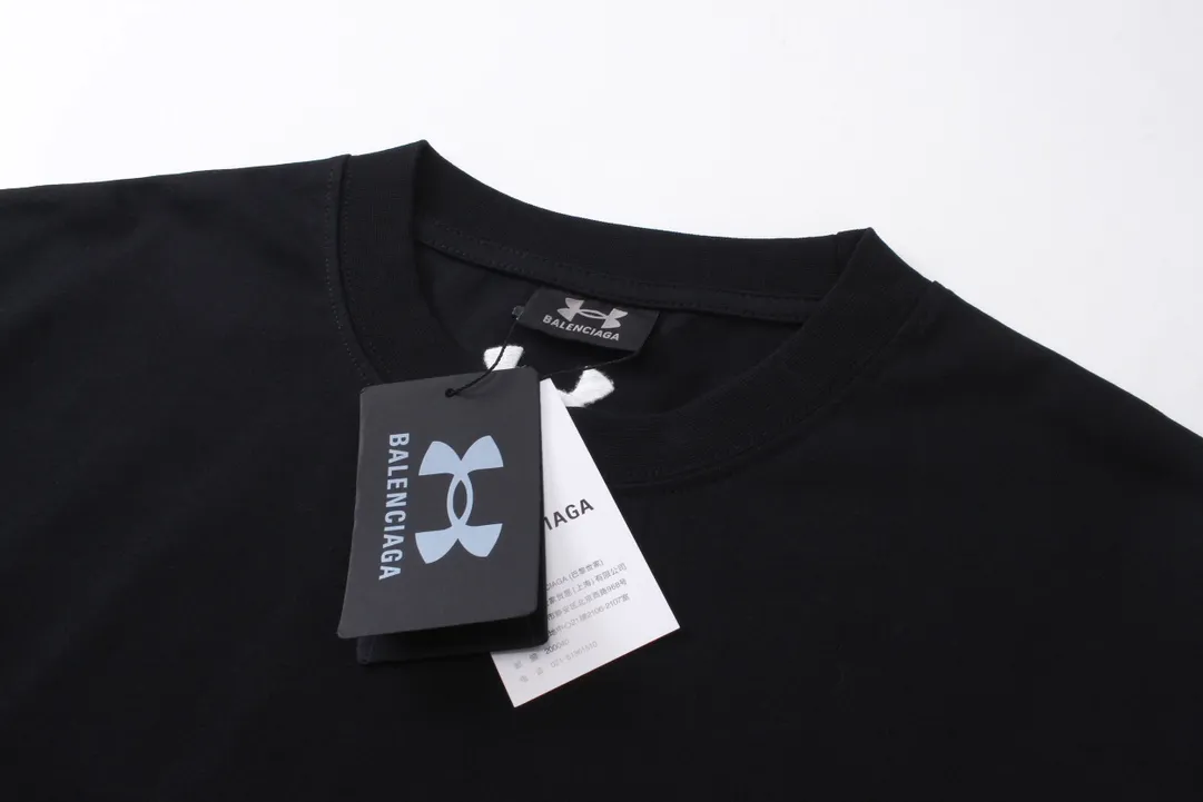 【 . Quality】BALENCI*GA/ Under Armour T # SS 24 New Arrival。 ， 。 。 ZP 。 260 ， . ， 。 。Classic LOGO ， ， ， 。 . 。 OS . Same Style ：BL 223372 ：Black，Red， Size：XS S M L